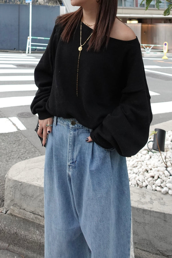 オフショルルーズニット